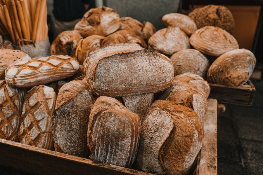 Frische Brote und Brötchen in einer Auslage beim Bäcker.