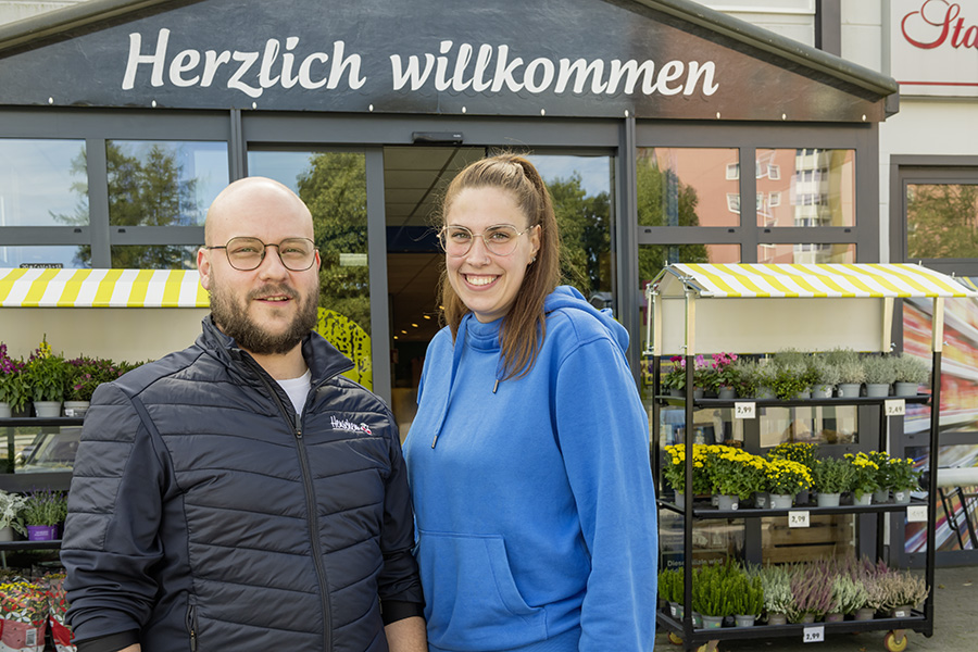 Inhaber vor dem Markt