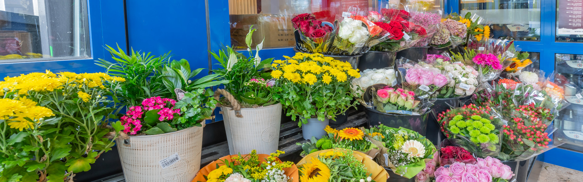 Blumenabteilung mit Blumensträußen